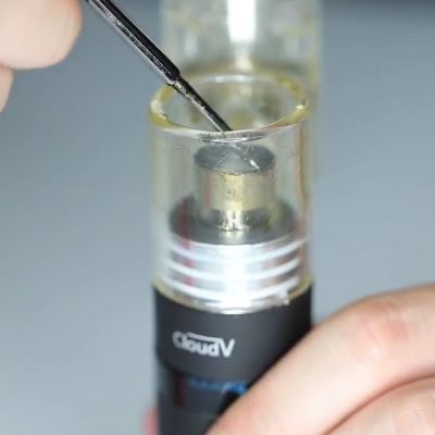 Dabbing-the-concentrates-for-Electro-Mini vaporizador V-Tower Arizer Vaporizadores.pe